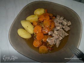 Бедро индейки с чабрецом и кориандром, рагу из моркови и опят с чесноком и отварным картофелем