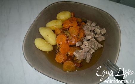 Рецепт Бедро индейки с чабрецом и кориандром, рагу из моркови и опят с чесноком и отварным картофелем