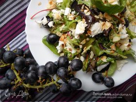 Салат с виноградом, фетой и миндальными лепестками
