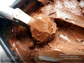Шоколадное мороженое с грецкими орехами