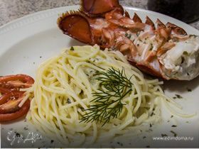 Лобстер (рак) и спагетти под винным соусом