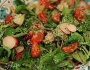 Зеленый салат с редиской, помело и помидорами черри