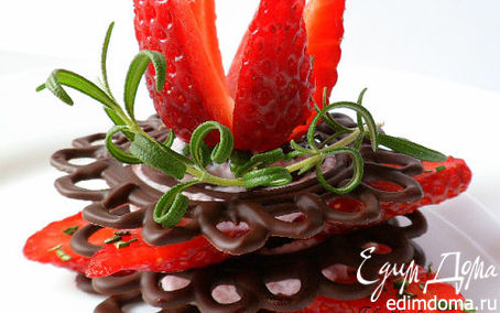 Рецепт Клубника на шоколадных пластинах со взбитыми сливками и розмарином
