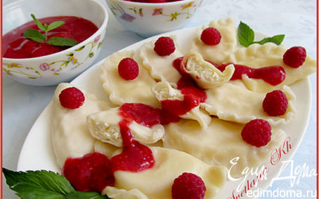 Рецепт Вареники с творогом и мятно-малиновым соусом