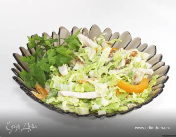 Зеленый салат с горячими финиками в беконе