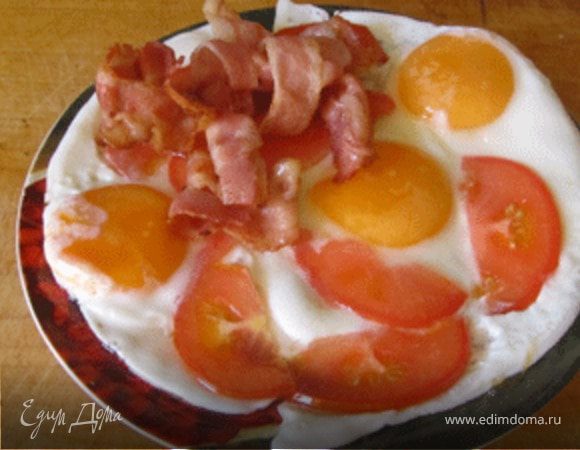 Яичница с беконом, помидорами и сыром