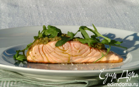 Рецепт Жареное филе лосося под соусом песто с руколой