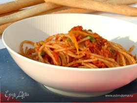 Спагетти с вялеными помидорами, апельсиновой цедрой и панировочными сухарями