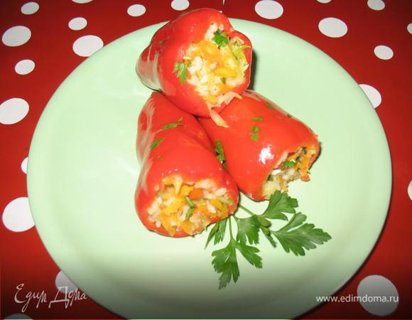 Фаршированные половинки перца с помидорами в духовке
