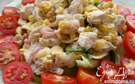 Рецепт Салат с курицей, омлетными блинчиками и кукурузой