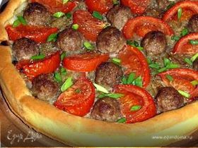 Открытый пирог "Фантазия" с луковой начинкой, фрикадельками и помидорами