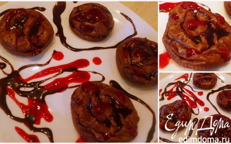 Рецепт Шоколадные творожники с малиновым соусом и шоколадным топпингом