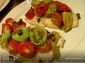 Рыба, запеченная по-итальянски с луком-пореем, помидорами черри и каперсами