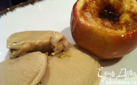 Рецепт Печеное яблоко с корицей и домашним медовым мороженым