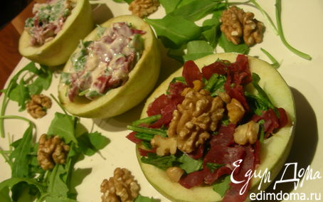 Рецепт Салат в яблоках с руколой, грецкими орехами и вяленым мясом