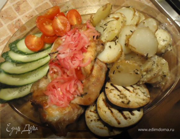 Стейки с картофелем по-деревенски, маринованным луком и овощами