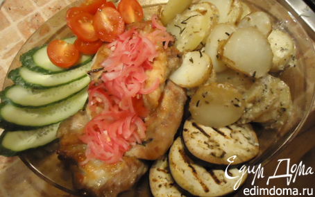 Рецепт Стейки с картофелем по-деревенски, маринованным луком и овощами