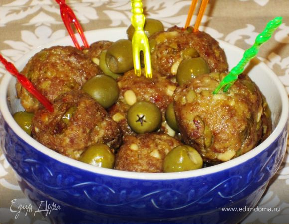 Мясные биточки с оливками и кедровыми орешками