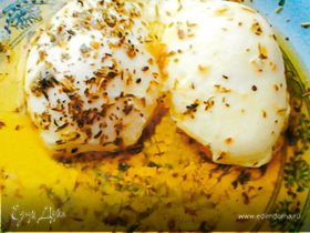 Яйца-пашот с простым соусом из трав и масла