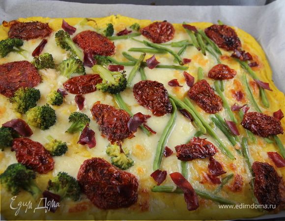 "Пицца" из поленты с брокколи, вялеными томатами и моцареллой