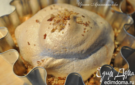 Рецепт Корзинки с карамелизированными грушами и бананами под меренгой