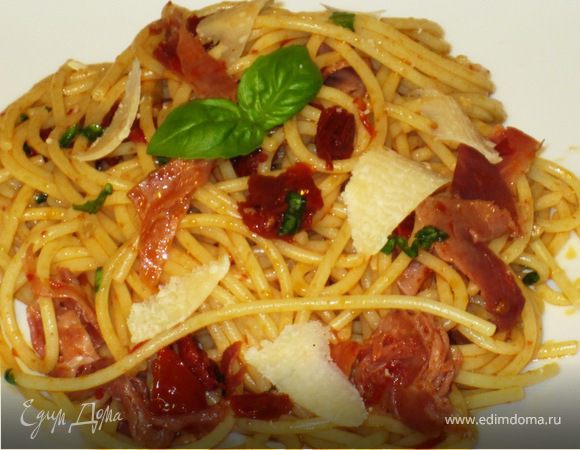 Спагетти с вялеными помидорами и окороком