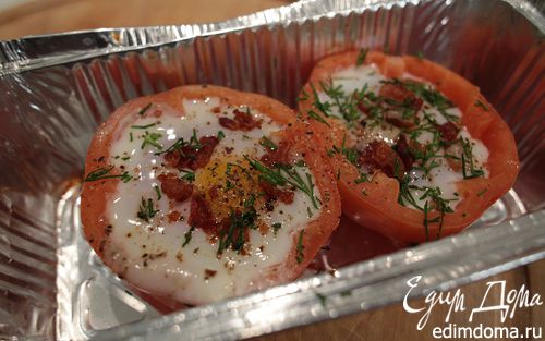 Рецепт Яйца с беконом, запеченные в помидорах