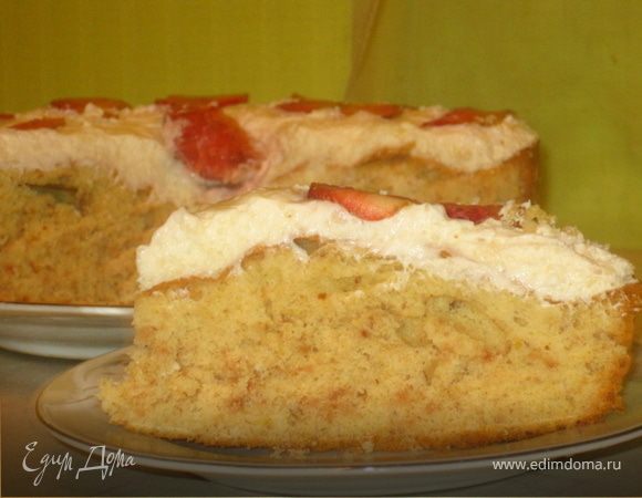 Миндальный пирог со сливочным кремом и клубникой