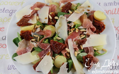 Рецепт Итальянский салат с картофелем, пармской ветчиной, руколой и кедровыми орешками
