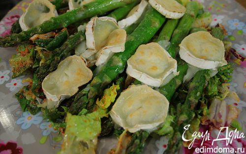 Рецепт Салат со спаржей и красным соусом песто