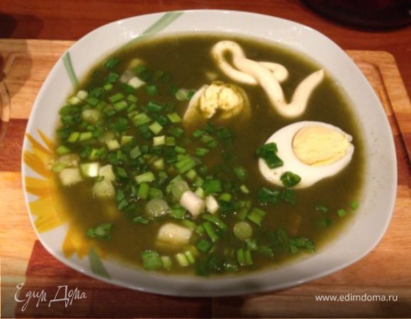 Рецепт: Суп со шпинатом и щавелем - по домашнему со сметаной и варёным яйцом