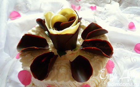 Рецепт Торт к годовщине свадьбы с лепестками шоколадных роз (с малиновым и манговым кремами)