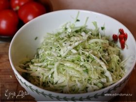 Салат из молодой капусты с огурцами