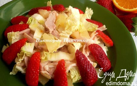 Рецепт Легкий салат с курицей, ананасом и клубникой