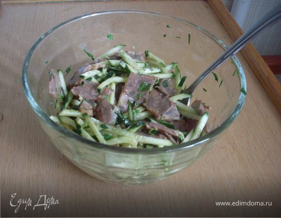 Питательный салат с говядиной и солеными огурцами