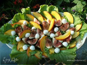 салат с инжиром, персиками и моцареллой