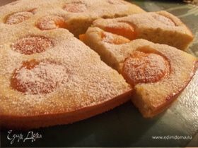 Пирог из кабачкового теста с абрикосами