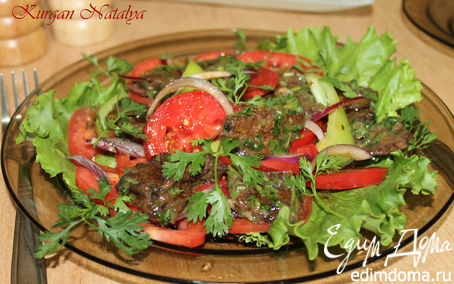 Рецепт Теплый салат из маринованной говядины с помидорами и луком