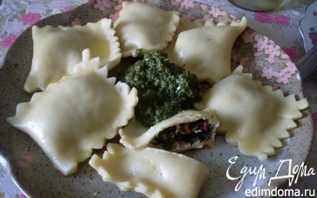 Рецепт Равиоли с листьями свеклы и мягким козьим сыром с вялеными помидорами