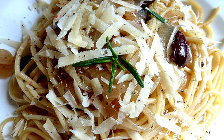 Рецепт Паста с большим количеством жареного лука и анчоусами