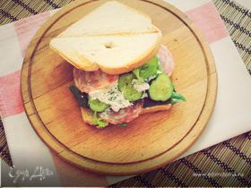 Утренний сэндвич с огурцом, салями и фетой