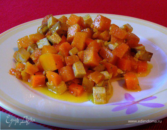 Теплый салат из тыквы, батата и моркови с пикантной заправкой