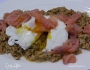 Салат из бурого риса с семгой и яйцом пашот