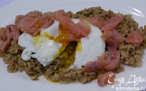 Рецепт Салат из бурого риса с семгой и яйцом пашот