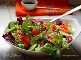 Овощной салат с лососем