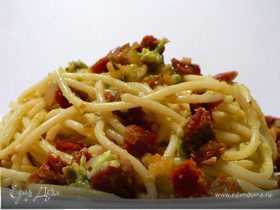 Благородные спагетти с авокадо и вялеными томатами
