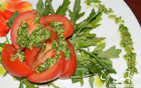 Рецепт Салат из помидоров с руколой и соусом песто