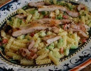 Теплый салат из макарон с курицей, сельдереем и огурцом