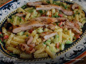 Теплый салат из макарон с курицей, сельдереем и огурцом