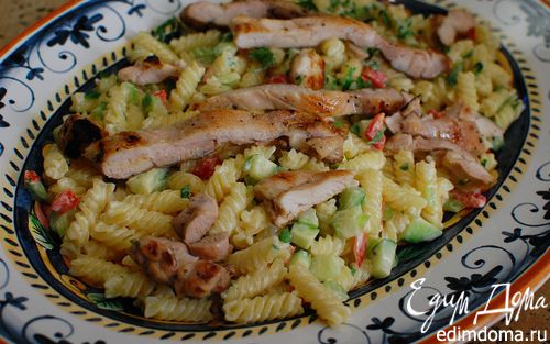 Рецепт Теплый салат из макарон с курицей, сельдереем и огурцом